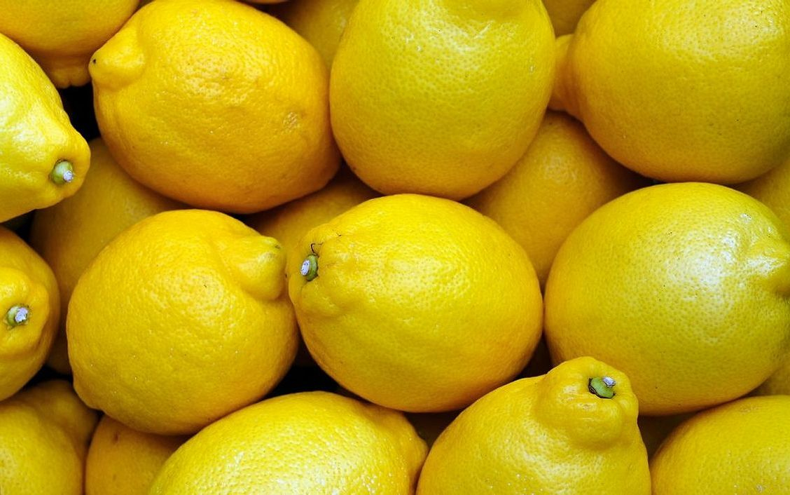 Manzanas, peras y uvas en una caja de cartón reciclado