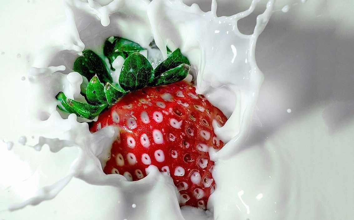 Fresas rojas brillantes en un recipiente de entrega