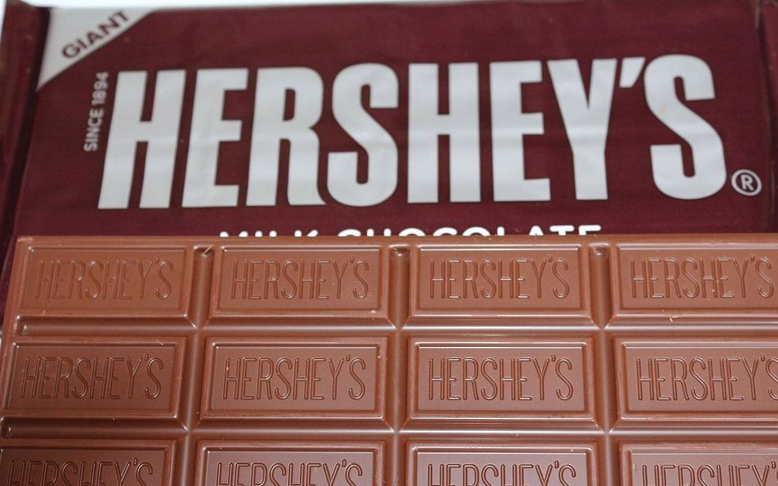 La fachada de la tienda de caramelos en una esquina soleada